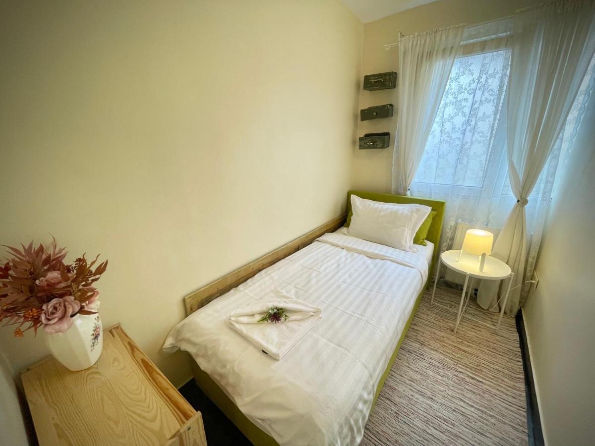 Perfect Place To Stay Self Check In-24H-Netflix-Wifi Resita Esterno foto